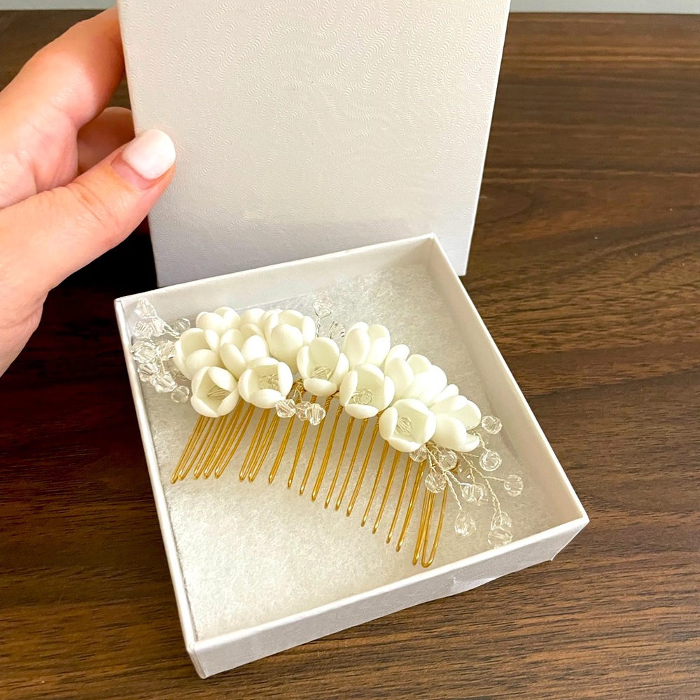 Elegant White Floral Hair Comb